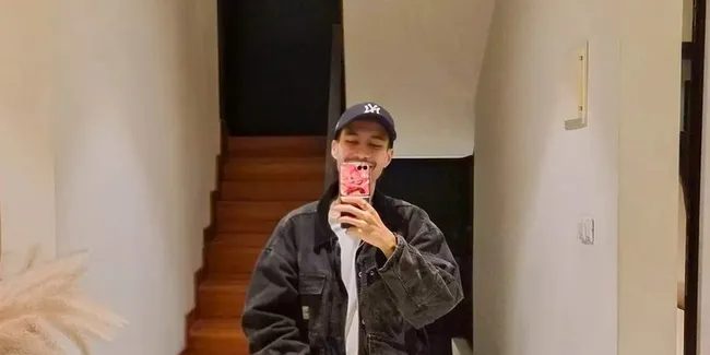 Potret Terbaru Vidi Aldiano yang Kini Tampil Berkumis, Terlihat Beda Tapi Tetap Ganteng