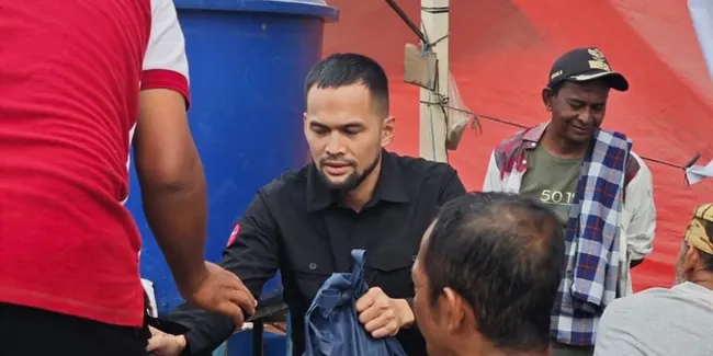 Potret Teuku Wisnu Salurkan Bantuan Korban Banjir di Aceh, Hatinya Teriris