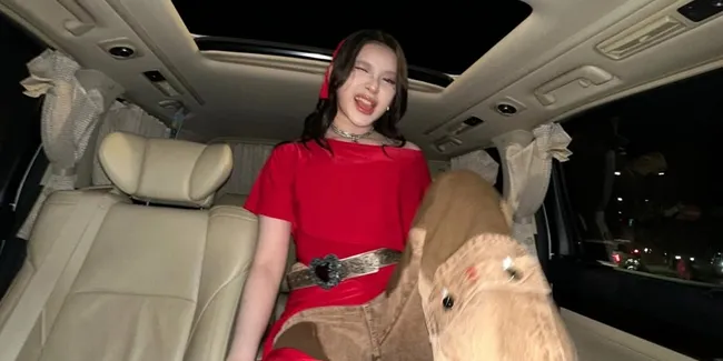 Potret Tiara Andini Ogah Banget Duduk Cantik di Dalam Mobil, Ada Aja Tingkahnya