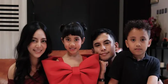 Potret Ultah Chava ke-6 Pakai Dress Pita Gemas, Rachel Vennya dan Okin Tampil Kompak 