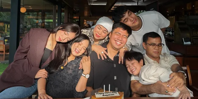 Potret Ultah Frans Faisal Kakak Fuji, Dirayakan Hangat Bareng Keluarga