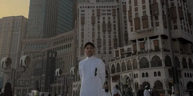 Potret Umrah Refal Hady, Tampil Menawan saat Beribadah di Tanah Suci