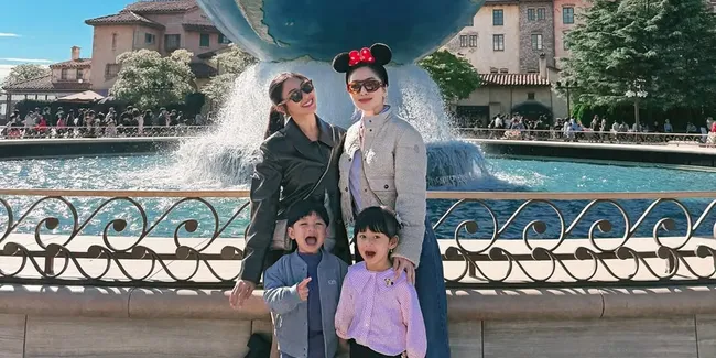 7 Potret Winona Willy di DisneySea Bareng Nikita Willy, Suami dan Anak, Seru-Seruan Bareng