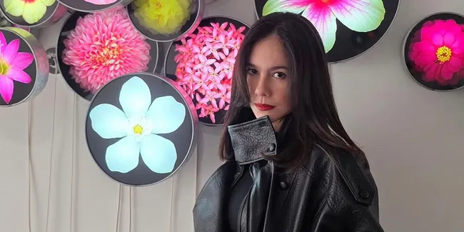 Potret Wulan Guritno dapat Kejutan Ultah Ke-45 dari Anak-Anak, Terharu dapat Buket Bunga Mawar