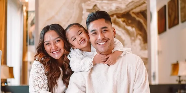 Potret Xarena Putri Siti Badriah Pakai Busana Tradisional Bak Pengantin Cilik, Cantik dan Centil