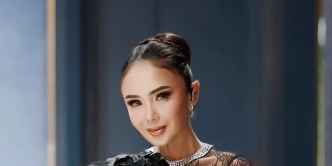 7 Potret Yuni Shara Beli Kue Putu Keliling, Nungguin Sambil Ikutan Jongkok Bareng Penjualnya