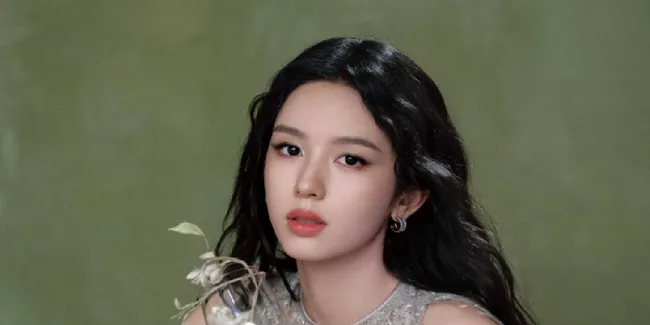 Potret Zhou Ye Tampil Menawan di Premiere THE DEVIL WEARS PRADA 2 di Shanghai 