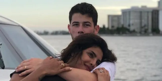 Priyanka Chopra Rayakan Rilis Album Nick Jonas dengan Kebucinan Sejati