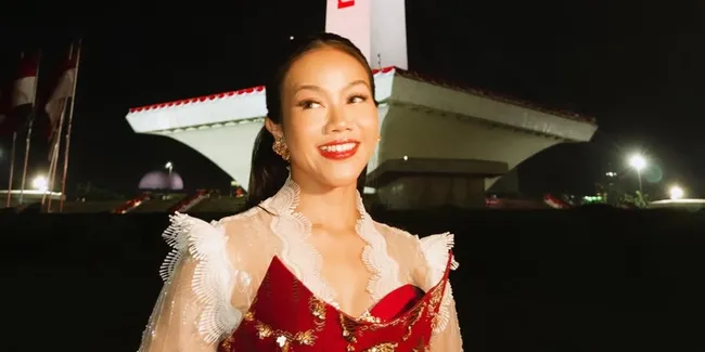 Profesional, 7 Potret Yura Yunita yang Tetap Nyanyi Meski Demam Tinggi sampai Terapi Uap