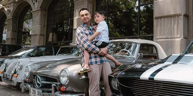 Raffi Ahmad Bersyukur Bisa Salat di Saf Pertama Depan Ka'bah - Cium Hajar Aswad