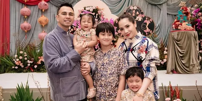 Raffi Ahmad Tunjukkan Nagita Slavina Pangku Bayi, Adopsi Lagi?