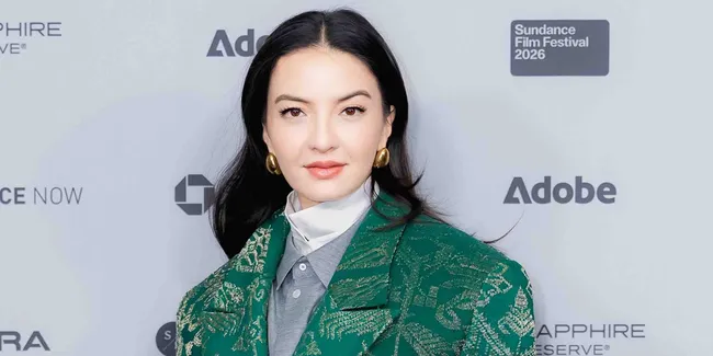 Raline Shah Tampil Cantik Gaun Corak Etnik di Sundance Film Festival  
