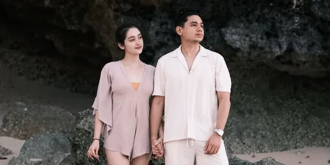 Ranty Maria dan Rayn Wijaya Pamer Momen Romantis di Pantai