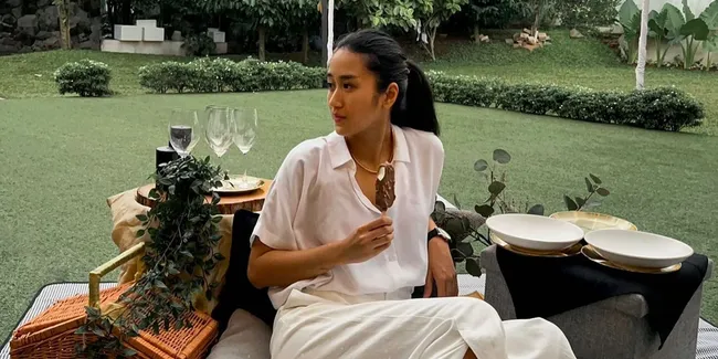 Renatta Moeloek Makan Nasi Padang Pakai Roti Baguette, Begini Potretnya