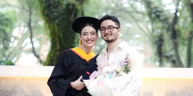 Resmi Jadi Sarjana, 7 Potret Mawar Eva de Jongh Wisuda Didampingi Bryan Domani