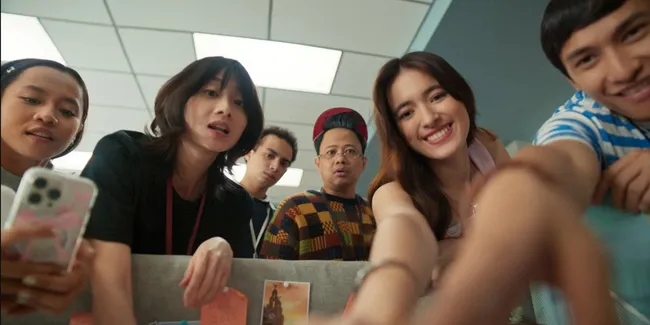 Review Movieverse Terpilih: Menikmati Komedi Getir TINGGAL MENINGGAL