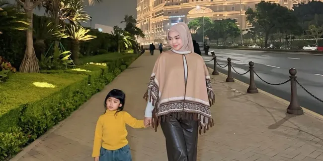 Ria Ricis Beri Reward Uang Rp 100 Juta ke Karyawan 