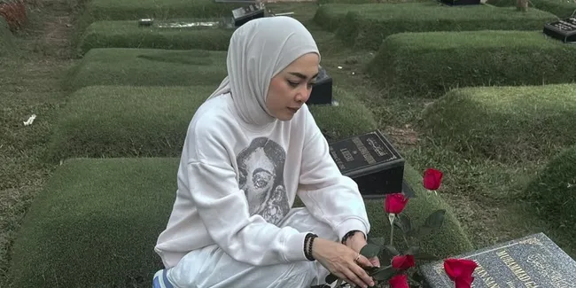 Richa Novisha Ziarah ke Makam Gary Iskak, Unggah Kenangan Bareng Mendiang Suami