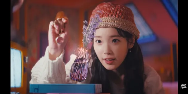 Rilis Music Video Terbaru Strawberry Moon, IU Tampil Gemas Dengan Lee Jongwon