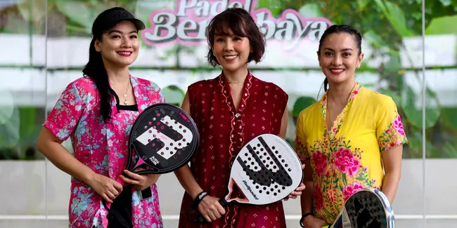 Ririn Ekawati & Titi Kamal Main Padel Sambil Berkebaya