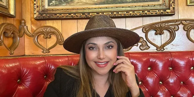Sarah Azhari Bagikan Rahasia Awet Jalani Pernikahan Jarak Jauh Selama 24 Tahun