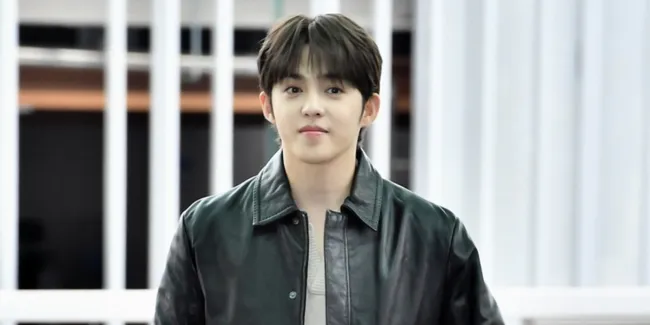 S.Coups Berangkat ke Milan, Visualnya di Bandara Bikin Meleleh