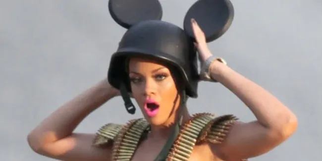 Selebritis Hollywood Dengan Topi Unik