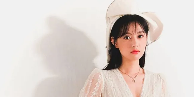 Seperti Peri Dari Negeri Dongeng, Begini Penampilan Kim Ji Won yang Tetap Anggun Dengan Potongan Rambut Pendek Pria