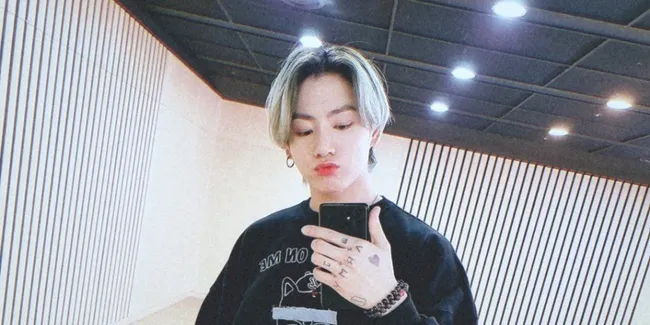 Sering Pakai Outfit Hitam, Yuk Simak Bareng Kumpulan Foto Keren dan Gantengnya Jungkook BTS