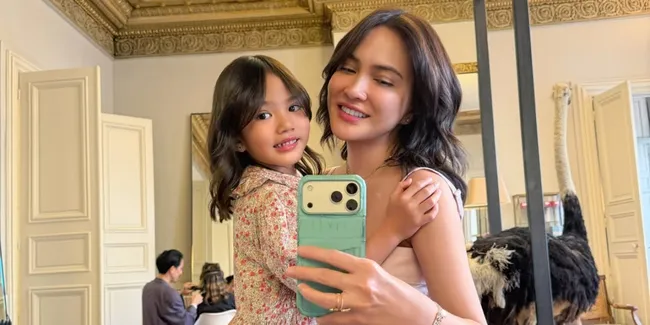 Shandy Aulia Ajak Anak Semata Wayang ke Salon, Paras Claire Herbowo Kian Cantik Seiring Bertambahnya Usia
