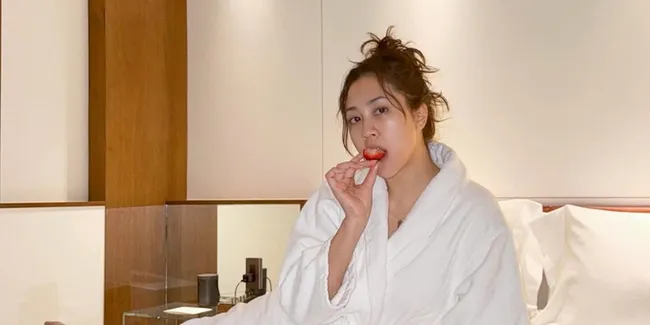 Sherina Munaf Tampil Bare Face Pakai Bathrobe, Santai Saat Liburan di Jepang