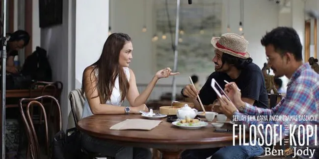 Simak Foto Dibalik Layar Film 'FILOSOFI KOPI 2', Seru Banget!
