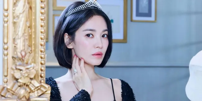 Song Hye Kyo Tampil Elegan di Acara Chaumet, Serba Hitam