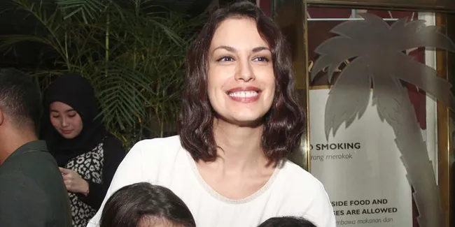 Sophia Mueller - Eva Celia Nonton Bareng ADRIANA