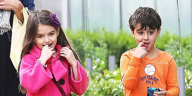 Suri Cruise Sudah Pandai Bergaya Ala Gadis Remaja