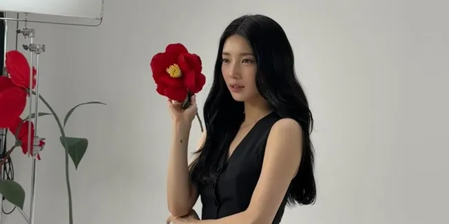 Suzy Tampil Cantik Banget di Pemotretan Terbaru, Elegan dengan Bunga Camellia Merah