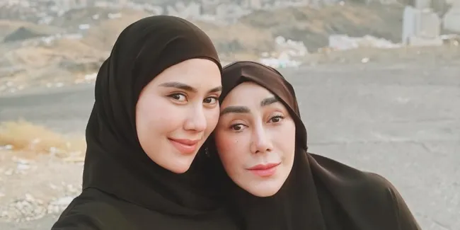 Syahnaz Sadiqah Kenang Momen Cemas Saat Mama Amy Jatuh Sakit