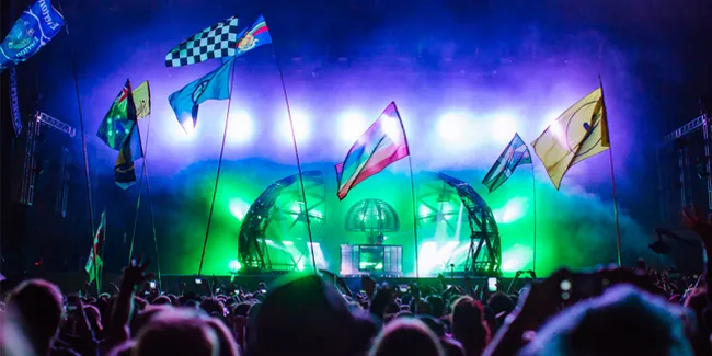 Tampil di Glastonbury 2015, Deadmau5 Bawa Panggung Sendiri!