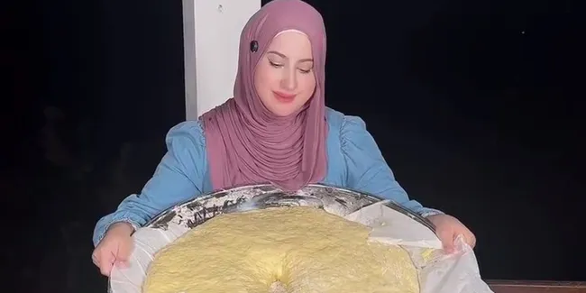 8 Potret Tasyi Athasyia Gagal Bikin Donat Jumbo Gara-Gara Kejatuhan Cicak, Sempat Syok