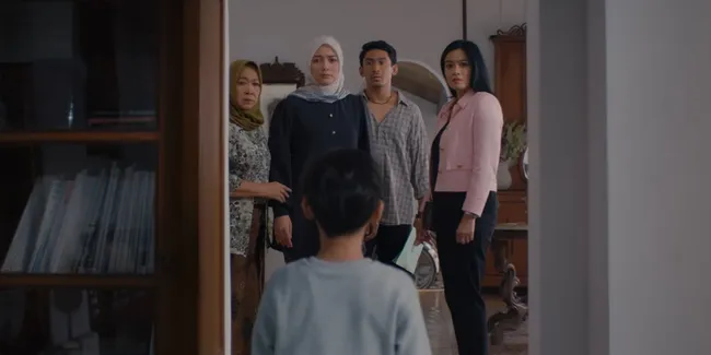 Teaser Trailer 'AIR MATA DI UJUNG SAJADAH 2', Langkah Kecil Baskara Berada di Persimpangan
