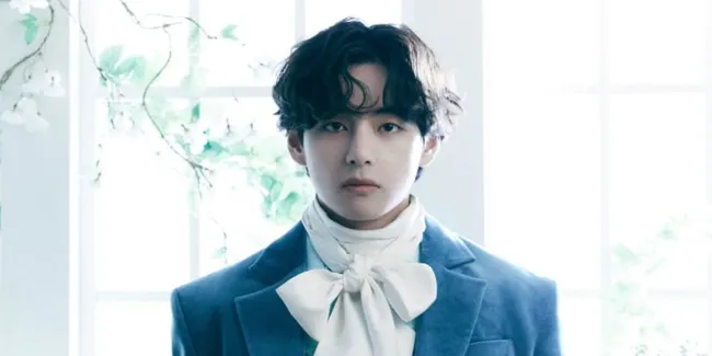 Tebarkan Vibes Pangeran Romantis Impian, Ini 8 Potret V BTS yang Hebohkan Penggemar Lewat Photo-Folio Concept Me, Myself, and V 'Veautiful Days'