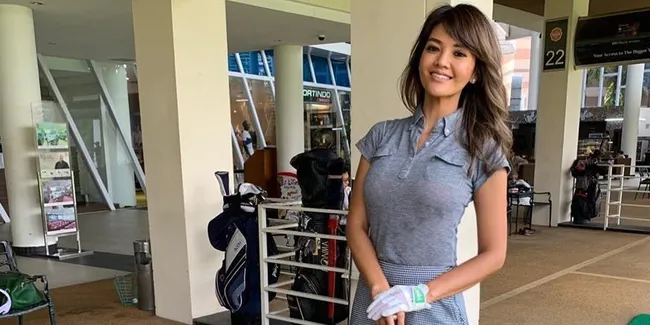 Tetap Modis dan Seksi, Beginilah 7 Penampilan Farah Quinn Saat Main Golf