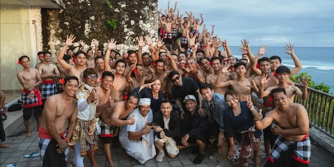 The Dudas Minus One Nonton Tari Kecak di Bali, Ajak Publik Ikut Nikmati Senja di Melasti