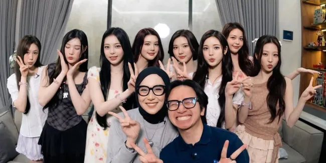 TikToker Indonesia Shadira Firdausi Kedatangan Hearts2Hearts di Rumahnya, Masakin Martabak!