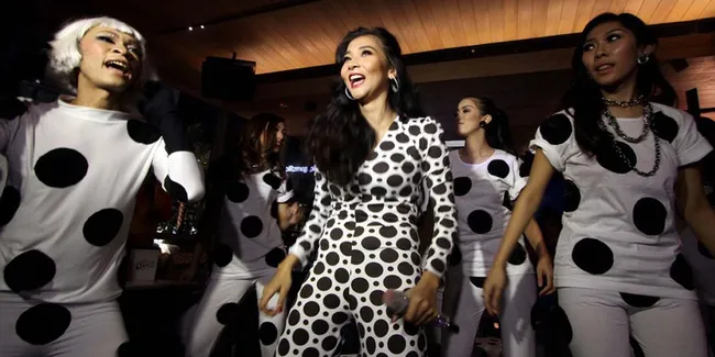 Tinggalkan Bunda Maia, Mey Chan Justru Asyik Bareng DJ Cowok!