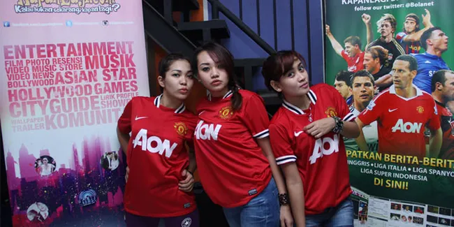 Trio Macan Bagi Tiket Gratis di Lapangan Futsal
