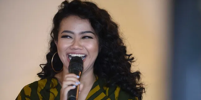 Ulang Tahun, Yura Yunita Dikelilingi Orang-Orang Tersayang