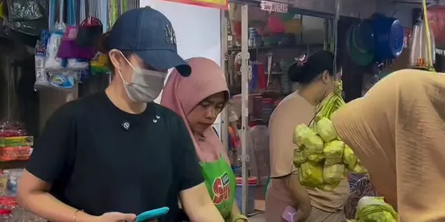 Ussy Sulistiawaty Pilih Belanja di Pasar Tradisional, Tampil Kasual Tanpa Makeup