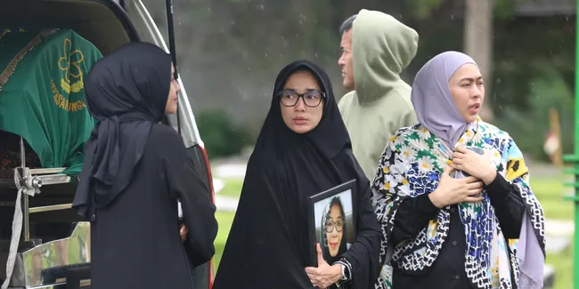 Ussy Sulistiawaty Ziarah ke Makam Ibunya, Bawa Anggrek Ungu