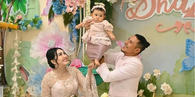 Via Vallen Gelar Tedhak Siten, Perdana Tampilkan Wajah Baby Shazza